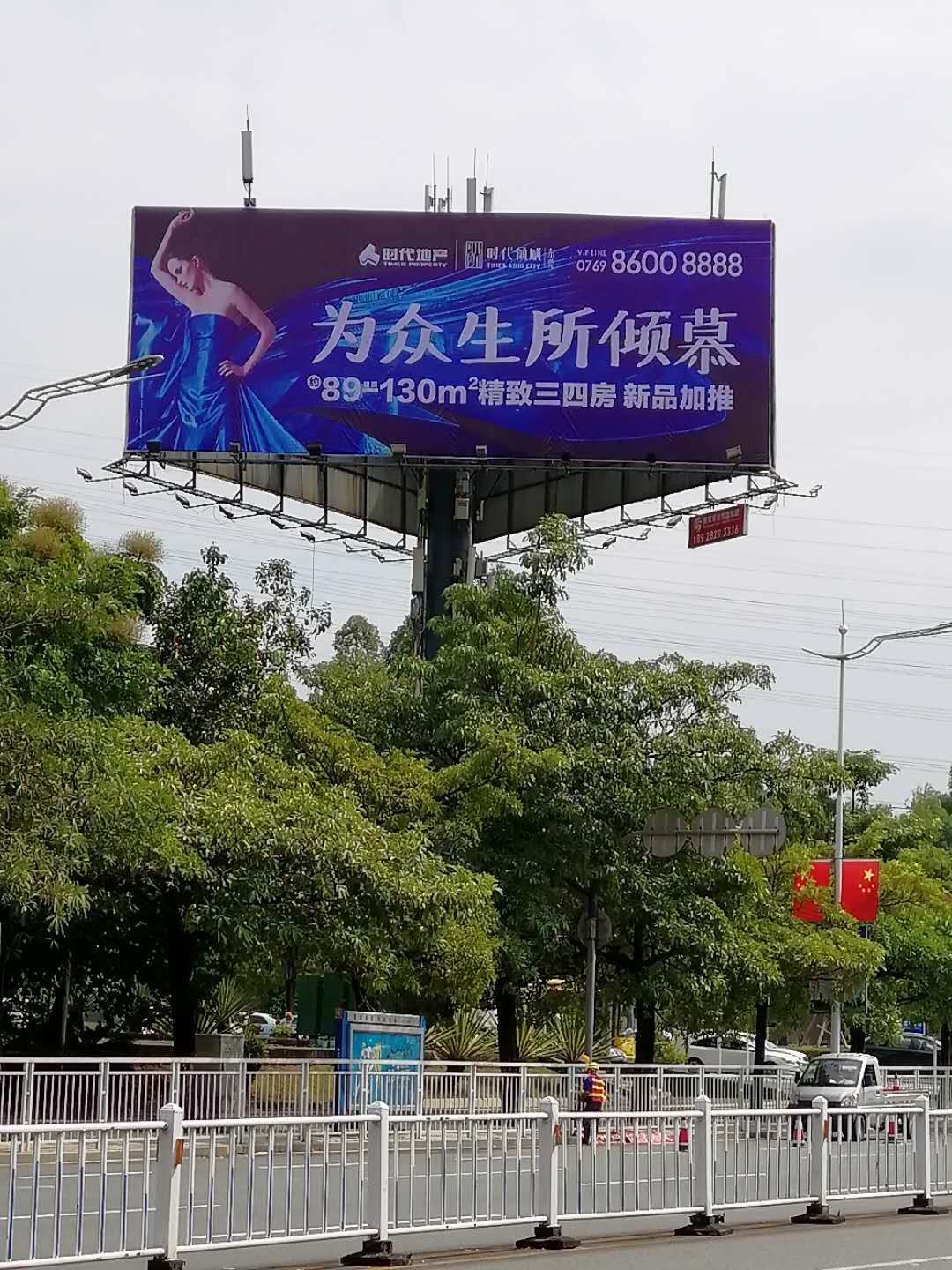 东莞大道立柱广告牌