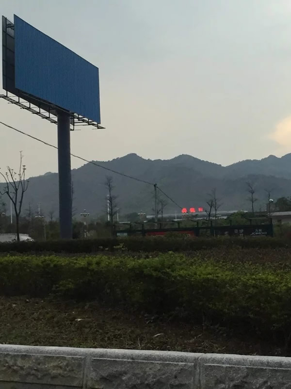 英德高铁站两面牌